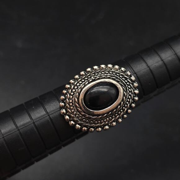 Vintage Black Cabochon Silver Tone Oval Ring Size 6.25 Adjustable - Picture 3 of 10